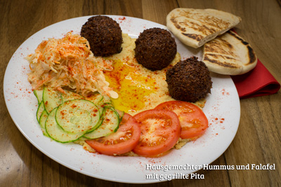 Kombi Teller mit Falafel und Hummus